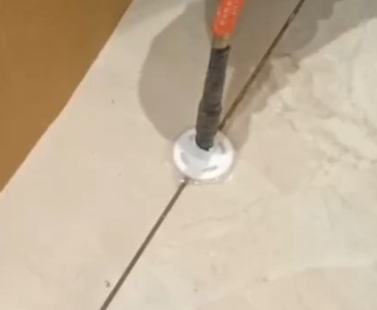 寿阳瓷砖空鼓维修公司专业解答瓷砖在铺贴过程中，如果没有涂抹均匀到位的粘结材料（如水泥砂浆或瓷砖胶），可能会导致以下问题