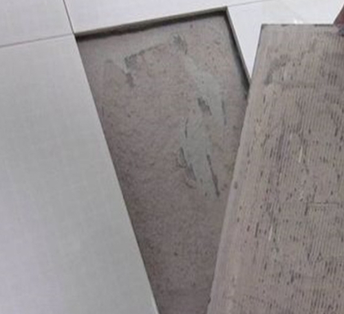寿阳瓷砖空鼓维修公司分享瓷砖铺贴时如果打浆（即涂抹在瓷砖背面和基层上的砂浆或瓷砖胶）过少，会带来以下问题